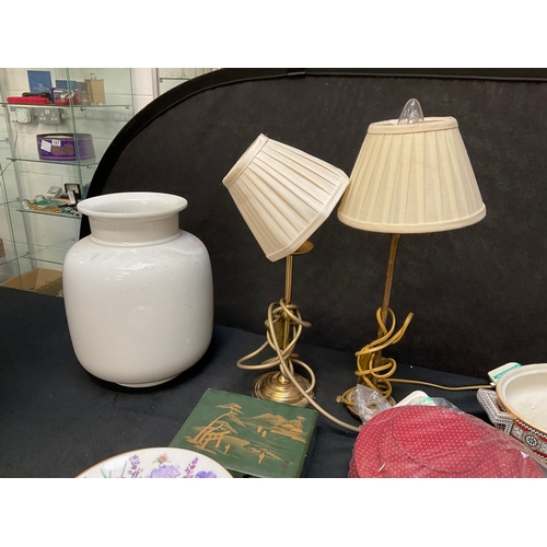 256 - BOX OF ODDS TO INCLUDE PAIR TABLE LAMPS, ROYAL KENDAL COLLECTORS PLATES, KITCHEN TRAYS, WHITE VASE E... 