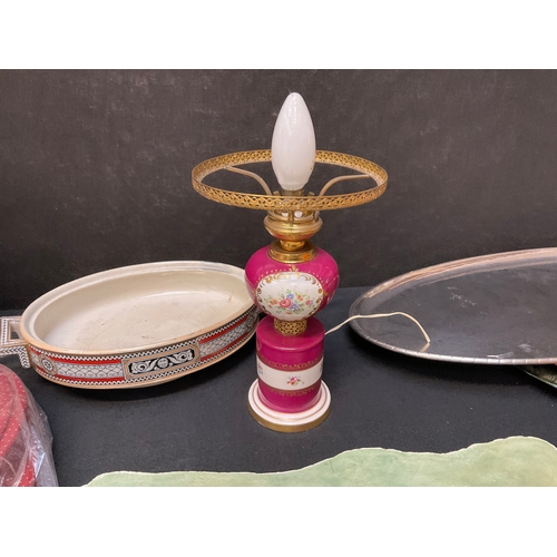 256 - BOX OF ODDS TO INCLUDE PAIR TABLE LAMPS, ROYAL KENDAL COLLECTORS PLATES, KITCHEN TRAYS, WHITE VASE E... 