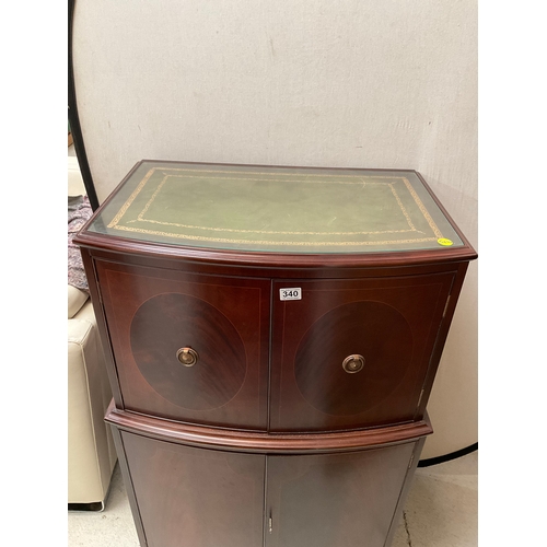 340 - REPRODUCTION MAHOGANY DRINKS CABINET WITH 2 DOORS TO TOP AND 2 DOORS TO BASE WITH LEATHER AND GLASS ... 