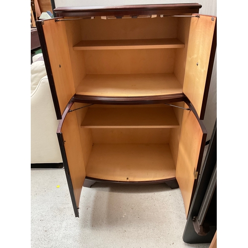 340 - REPRODUCTION MAHOGANY DRINKS CABINET WITH 2 DOORS TO TOP AND 2 DOORS TO BASE WITH LEATHER AND GLASS ... 