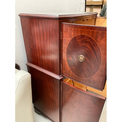 340 - REPRODUCTION MAHOGANY DRINKS CABINET WITH 2 DOORS TO TOP AND 2 DOORS TO BASE WITH LEATHER AND GLASS ... 