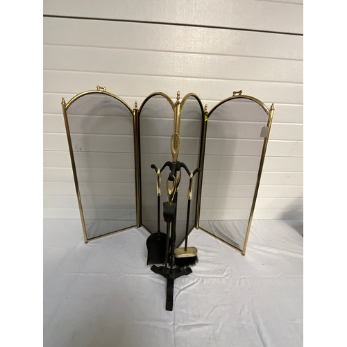 19 - MODERN BRASS FIREGUARD AND COMPANION SET FIREGUARD H33 L50