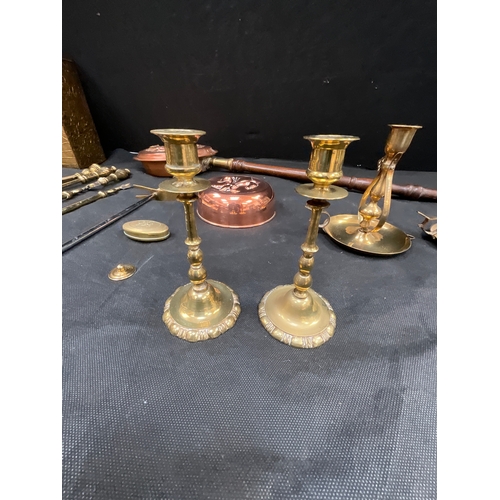 34 - COLLECTION OF COPPER AND BRASS TO INCLUDE CANDLE STICKS, SNUFF BOX, COPPER JELLY MOULD ETC