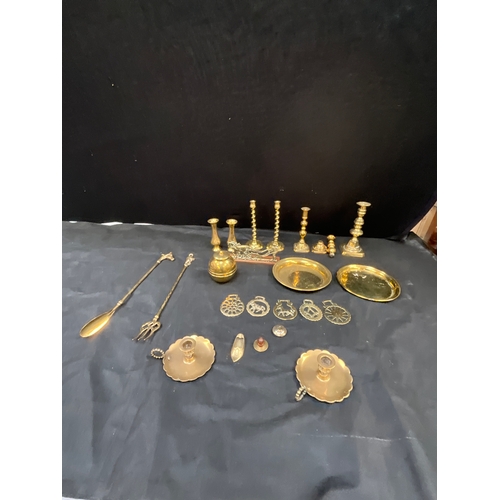 40 - COLLECTION OF BRASS TO INCLUDE HORSE BRASSES, CANDLE STICKS ETC