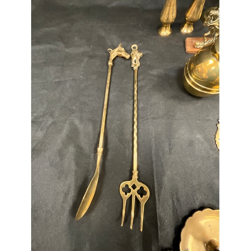 40 - COLLECTION OF BRASS TO INCLUDE HORSE BRASSES, CANDLE STICKS ETC