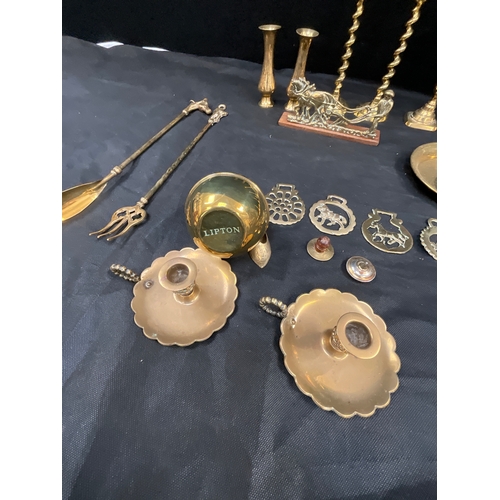 40 - COLLECTION OF BRASS TO INCLUDE HORSE BRASSES, CANDLE STICKS ETC