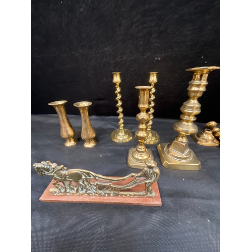 40 - COLLECTION OF BRASS TO INCLUDE HORSE BRASSES, CANDLE STICKS ETC