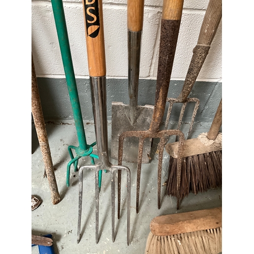 41 - GARDEN TOOLS SAWS ETC