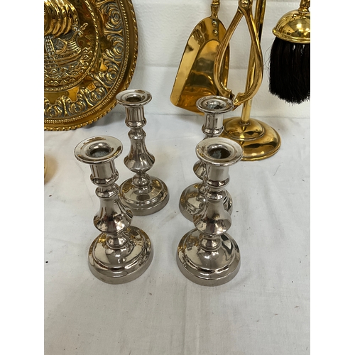 98 - COLLECTION OF BRASS AND COPPER TO INCLUDE JELLY MOULDS, CANDLESTICKS ETC