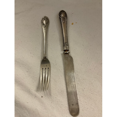 203 - QTY OF HALLMARKED SILVER ITEMS TO INCLUDE GEORGIAN SPOONS, KNIFE AND FORK,  5 VINTAGE PEN KNIVES TO ... 