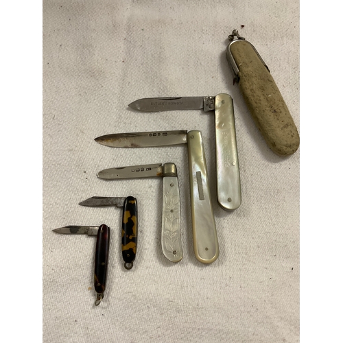 203 - QTY OF HALLMARKED SILVER ITEMS TO INCLUDE GEORGIAN SPOONS, KNIFE AND FORK,  5 VINTAGE PEN KNIVES TO ... 