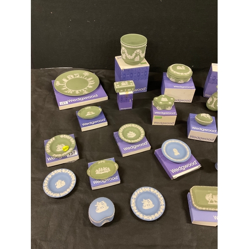 137 - COLLECTION OF BLUE AND GREEN JASPER WEDGWOOD ITEMS MOSTLY BOXED