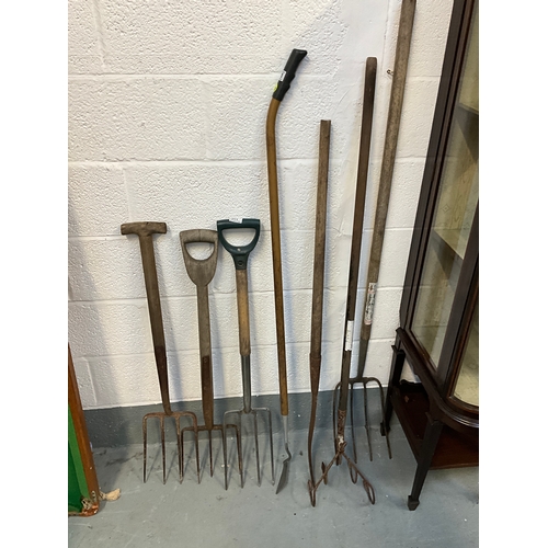 211 - QTY OF VINTAGE GARDENING TOOLS,FORKS ETC