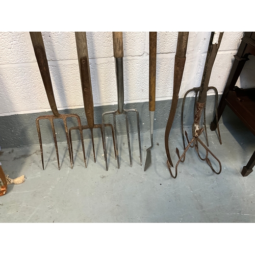 211 - QTY OF VINTAGE GARDENING TOOLS,FORKS ETC