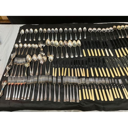 216 - LARGE QTY OF VINTAGE CUTLERY