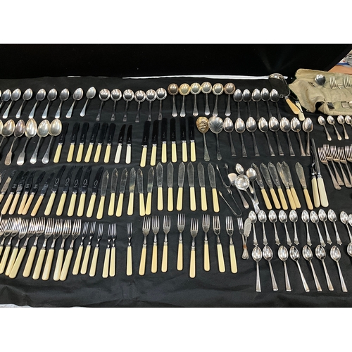 216 - LARGE QTY OF VINTAGE CUTLERY