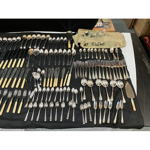 216 - LARGE QTY OF VINTAGE CUTLERY