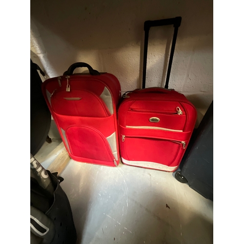 218 - VARIOUS LUGGAGE TO INCLUDE SUITCASES RUCKSACK ETC