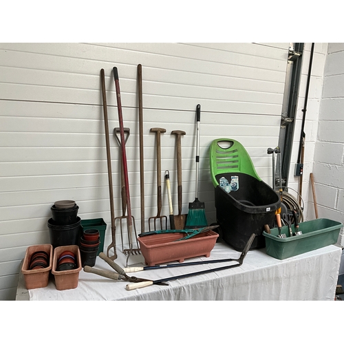 234 - QTY OF GARDEN TOOLS,GARDEN TROLLEY,HOSE ON REEL ETC