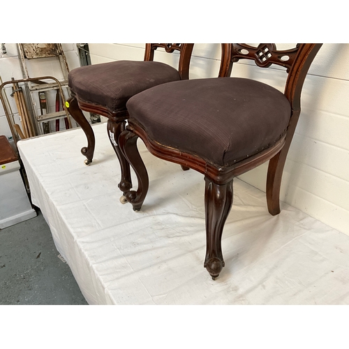 253 - PAIR OF VICTORIAN MAHOGANY DINING CHAIRS WITH UPHOLSTERED SEATS