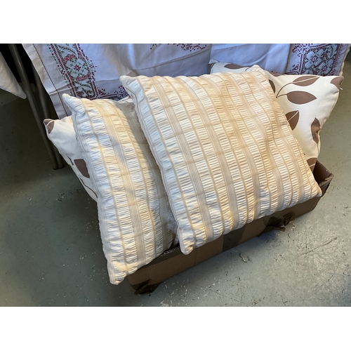 260 - BOX OF LINEN, LACE AND SCATTER CUSHIONS