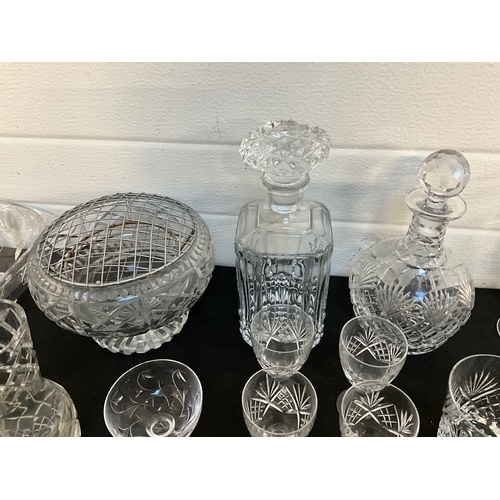 262 - 2 BOXES OF GLASSWARE TO INCLUDE DECANTERS, LARGE ROSE BOWL ETC