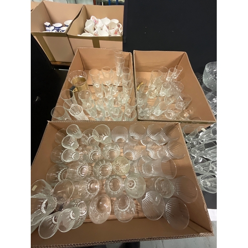 334 - LARGE QUANTITY OF GLASS TO INCLUDE CRYSTAL BOWLS, DRINKING GLASSES, DECANTER ETC