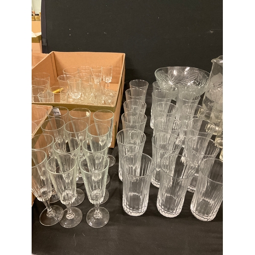 334 - LARGE QUANTITY OF GLASS TO INCLUDE CRYSTAL BOWLS, DRINKING GLASSES, DECANTER ETC