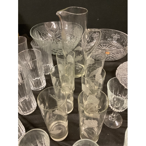 334 - LARGE QUANTITY OF GLASS TO INCLUDE CRYSTAL BOWLS, DRINKING GLASSES, DECANTER ETC