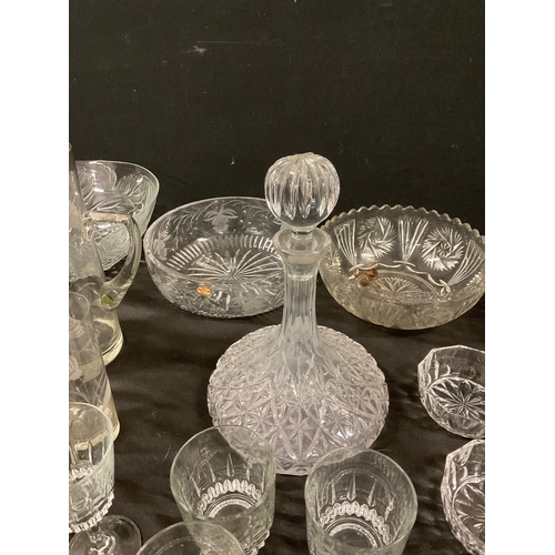 334 - LARGE QUANTITY OF GLASS TO INCLUDE CRYSTAL BOWLS, DRINKING GLASSES, DECANTER ETC