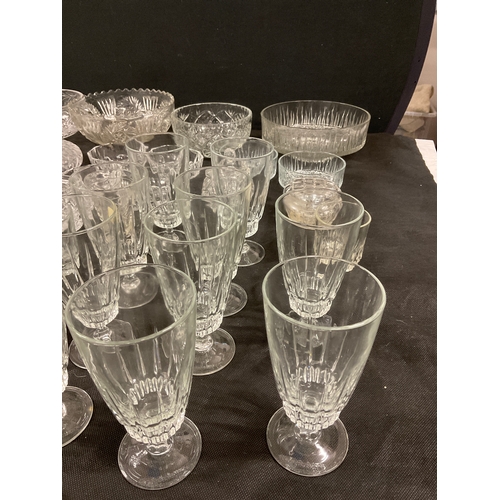 334 - LARGE QUANTITY OF GLASS TO INCLUDE CRYSTAL BOWLS, DRINKING GLASSES, DECANTER ETC