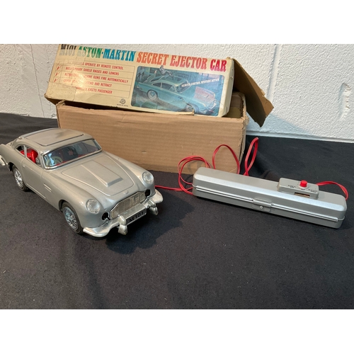 171 - VINTAGE BOXED JAMES BOND BATTERY OPERATED M101 ASTON MARTIN SECRET EJECTOR CAR - BOX IS A/F