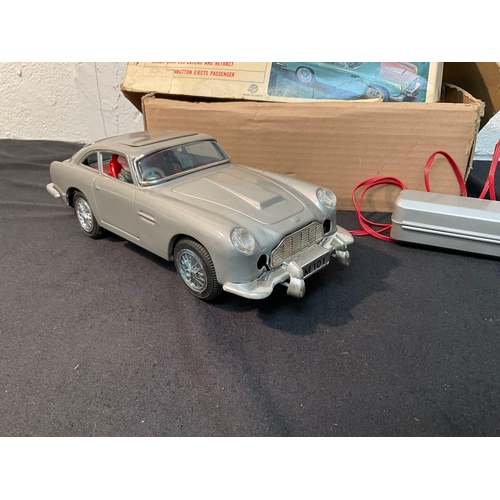 171 - VINTAGE BOXED JAMES BOND BATTERY OPERATED M101 ASTON MARTIN SECRET EJECTOR CAR - BOX IS A/F