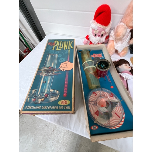 36 - COLLECTION OF VINTAGE TOYS AND GAMES TO INCLUDE KERPLUNK MASTER MIND ETC