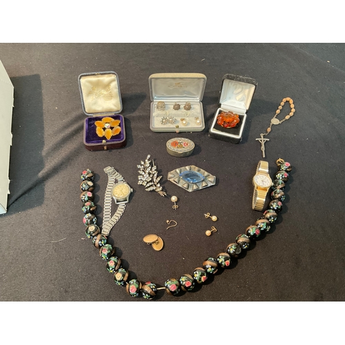 173 - BOX OF COLLECTABLES & JEWELLERY TO INCLUDE EARRINGS - 9CT STEM & CLASP PEARL STYLE EARRINGS, BROOCHE... 