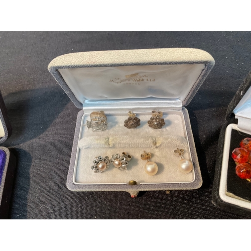 173 - BOX OF COLLECTABLES & JEWELLERY TO INCLUDE EARRINGS - 9CT STEM & CLASP PEARL STYLE EARRINGS, BROOCHE... 