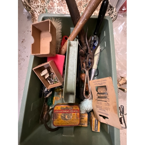 86 - BOX OF XMAS DECORATIONS AND A TOOL TIDY WITH CONTENTS