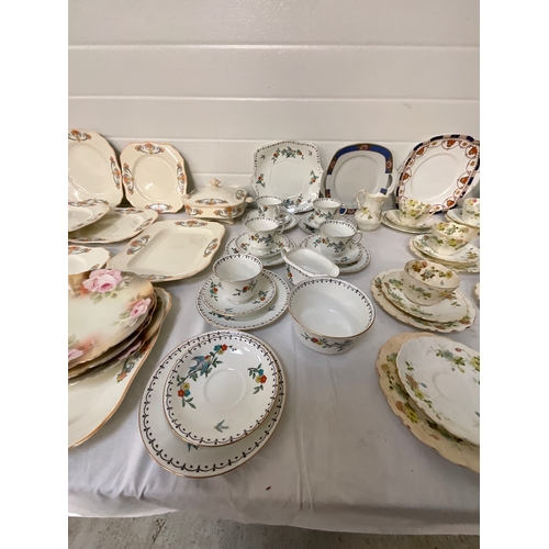 91 - TWO BOXES OF PART TEASETS AND WILLOW PATTERN PLATES SOME A/F