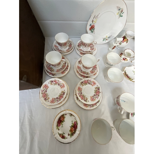 92 - WOODEN BOX OF MIXED CHINA TO INCLUDE OLD COUNTRY ROSE ROYAL ALBERT ETC