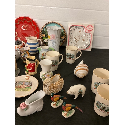 118 - BOX OF MIXED CHINA TO INCLUDE JUGS MUGS ETC SOME A/F