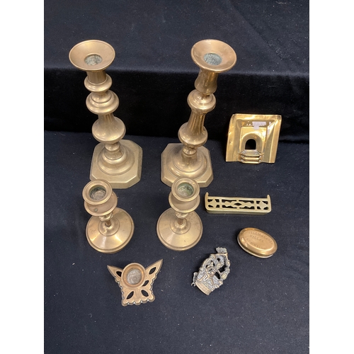 226 - ASSORTED BRASS TO INCLUDE SNUFF BOX, TWO PAIRS OF CANDLE STICKS ETC