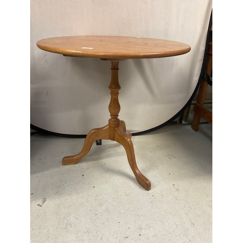 281 - GOLDEN OAK PEDESTAL TRIPOD TIP TOP TABLE H27” DIA 27”