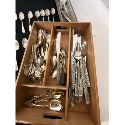 230 - VINTAGE BOX OF MIXED CUTLERY