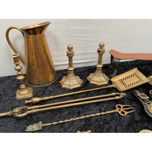 105 - SELECTION OF BRASSWARE TO INCLUDE MARTINGALES, LARGE JUG, COMPANION SET AND OTHERS