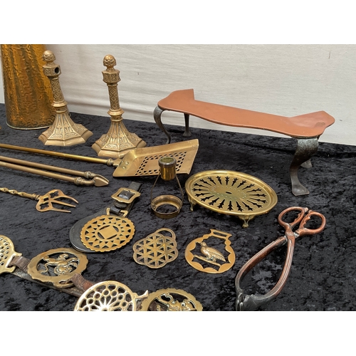 105 - SELECTION OF BRASSWARE TO INCLUDE MARTINGALES, LARGE JUG, COMPANION SET AND OTHERS