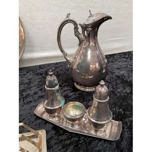 109 - SELECTION OF ITEMS TO INCLUDE DECORATIVE METAL CANDLESTICK, TRAY ETC