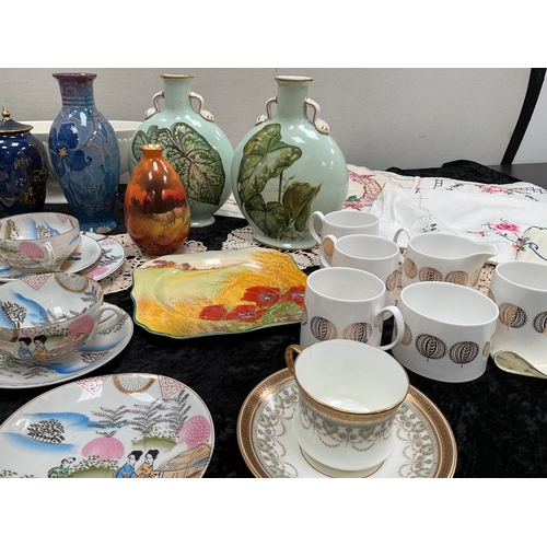 110 - LARGE SELECTION OF CHINA TO INCLUDE CUPS AND SAUCERS OF VARIOUS DESIGNS, ROYAL DOULTON VASE AF AND O... 