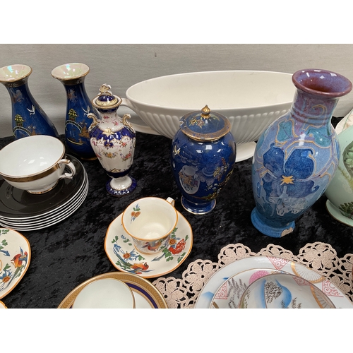 110 - LARGE SELECTION OF CHINA TO INCLUDE CUPS AND SAUCERS OF VARIOUS DESIGNS, ROYAL DOULTON VASE AF AND O... 