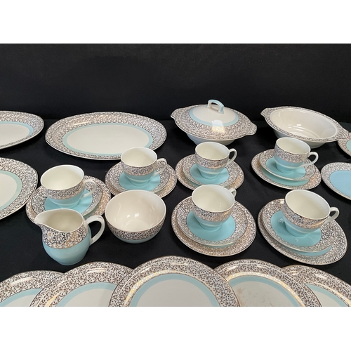 35 - QTY TUDOR WARE CHINA TO INCLUDE TUREEN, 6 CUPS SAUCERS, DINNER PLATES , SIDE PLATES ETC A/F