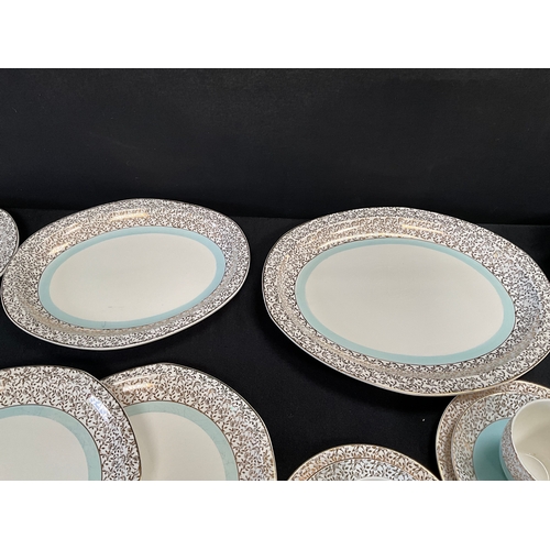 35 - QTY TUDOR WARE CHINA TO INCLUDE TUREEN, 6 CUPS SAUCERS, DINNER PLATES , SIDE PLATES ETC A/F